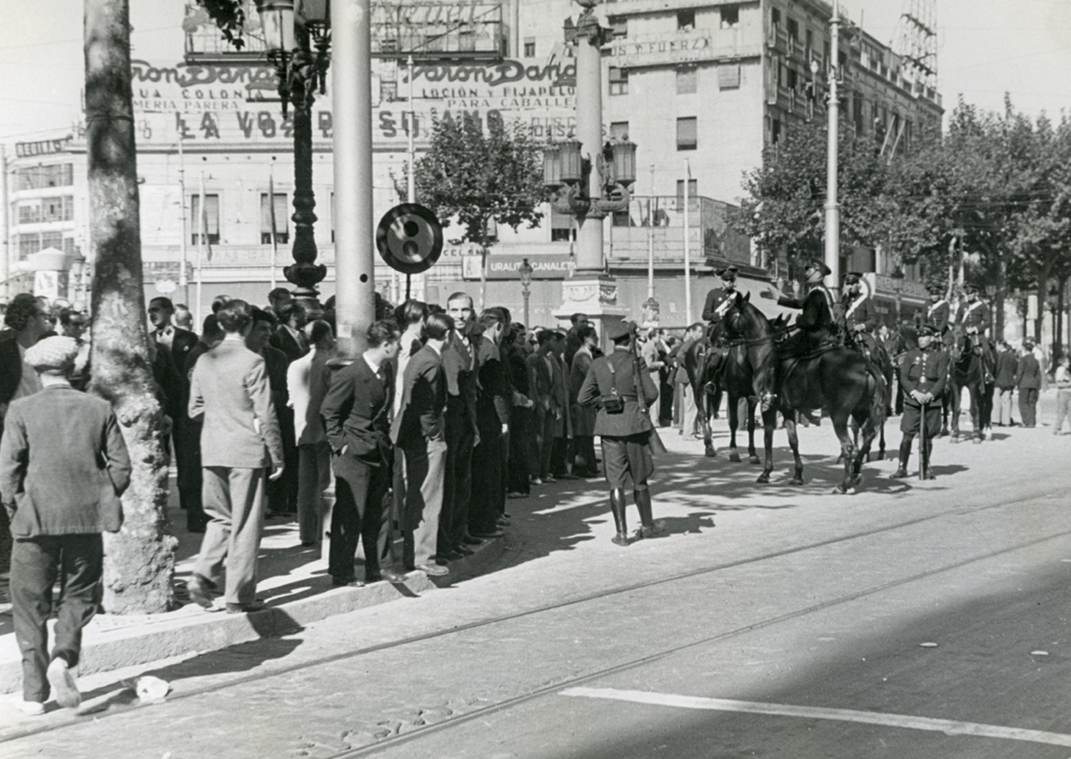 1934 AFB Vaga general amb motiu de protesta contra la constitució del Govern de la República. La policia a cavall, controla als manifestants. Autor Pérez de Rozas, Carlos (2)