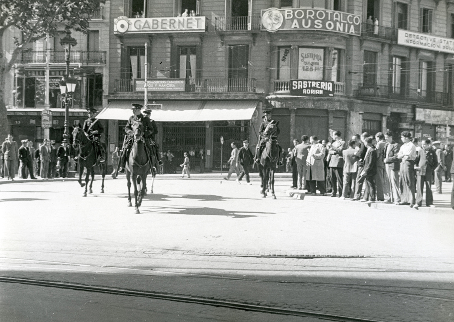 1934 AFB Vaga general amb motiu de protesta contra la constitució del Govern de la República. La policia a cavall, controla als manifestants. Autor Pérez de Rozas, Carlos