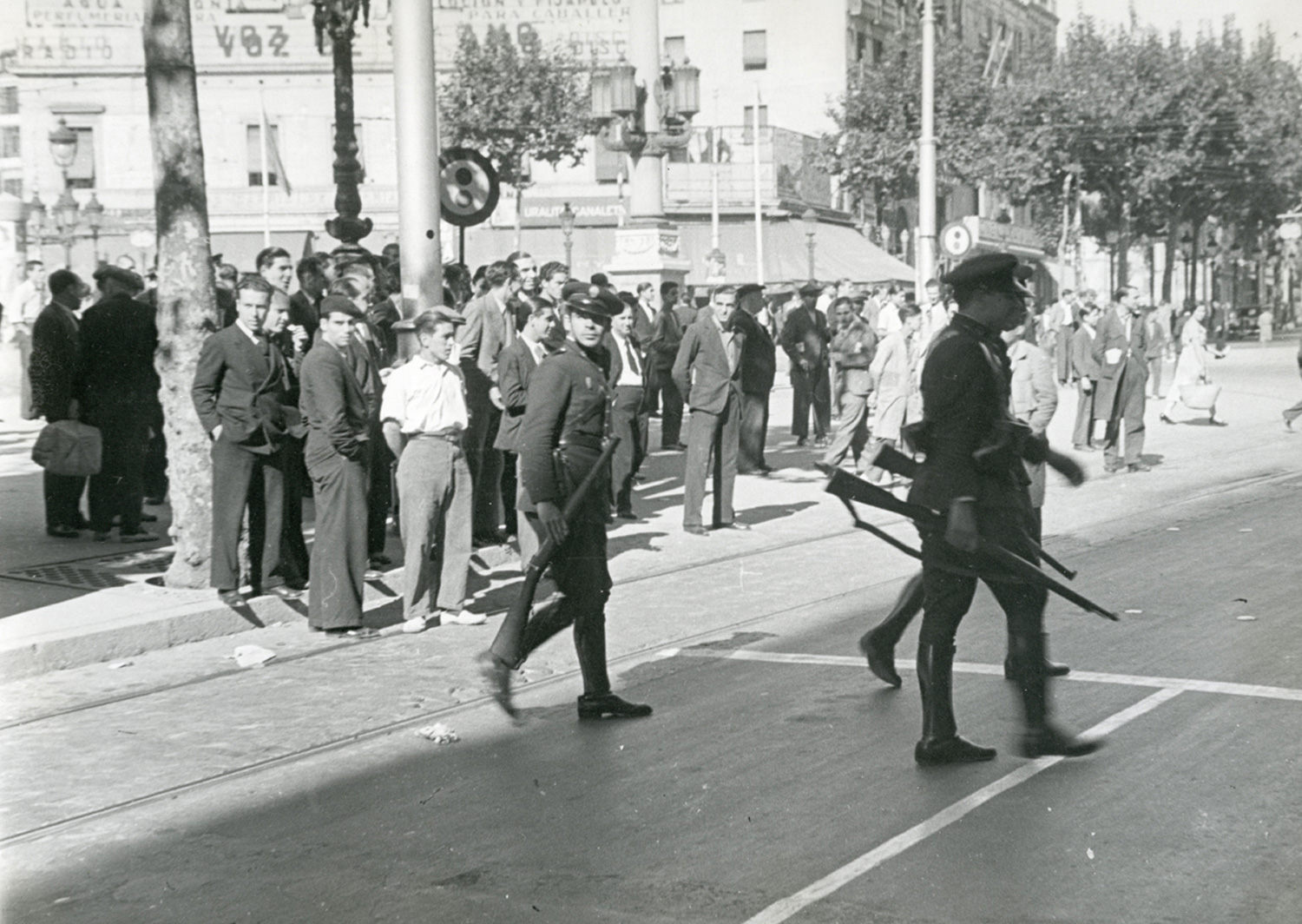 1934 AFB Vaga general amb motiu de protesta contra la constitució del Govern de la República. Plaça de Catalunya i Rambla de Catalunya. Autor Pérez de Rozas, Carlos