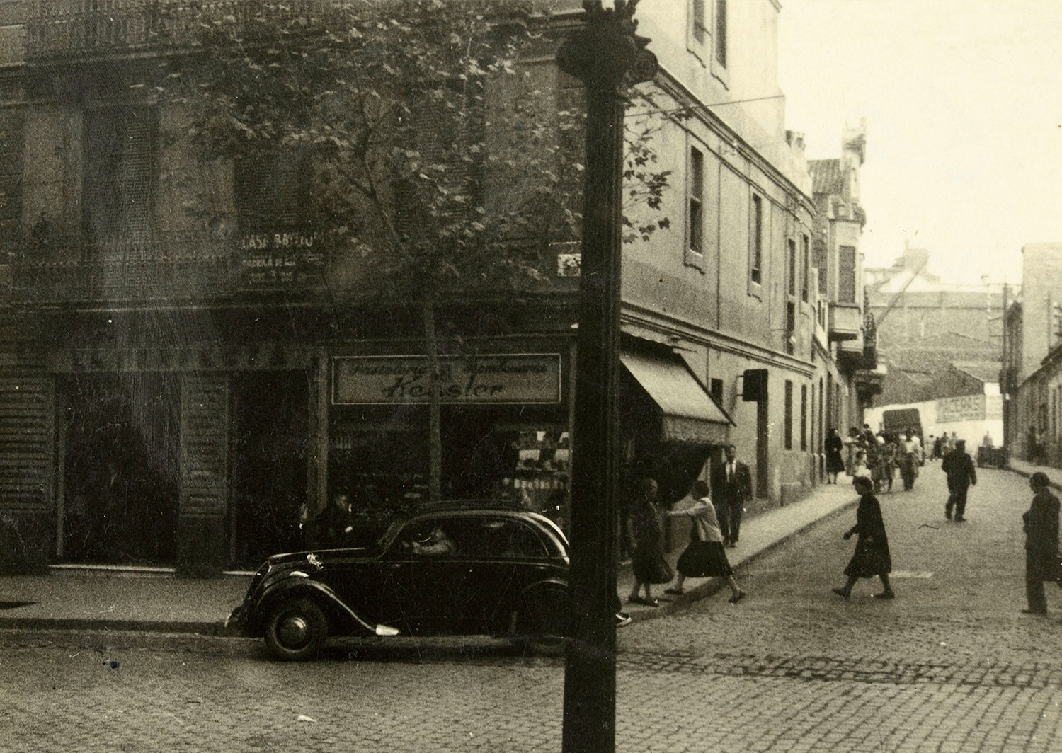 1897 AMDS Detall de la façana de l_edifici del carrer de Sants cantonada amb el carrer de Cros. El comerç de la cantonada és la pastisseria Kessler.