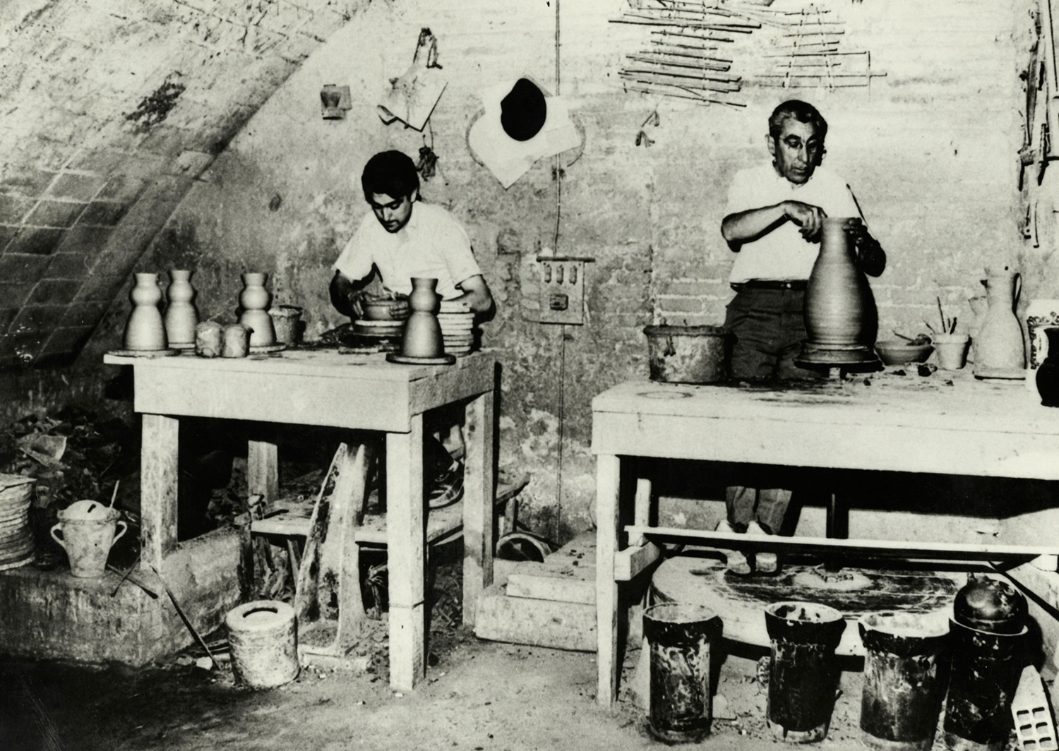 1897 AMDS Dos homes donant forma al fang amb els torns en el taller de la Terrisseria Batllori. Autor Campañà i Mora, Joan