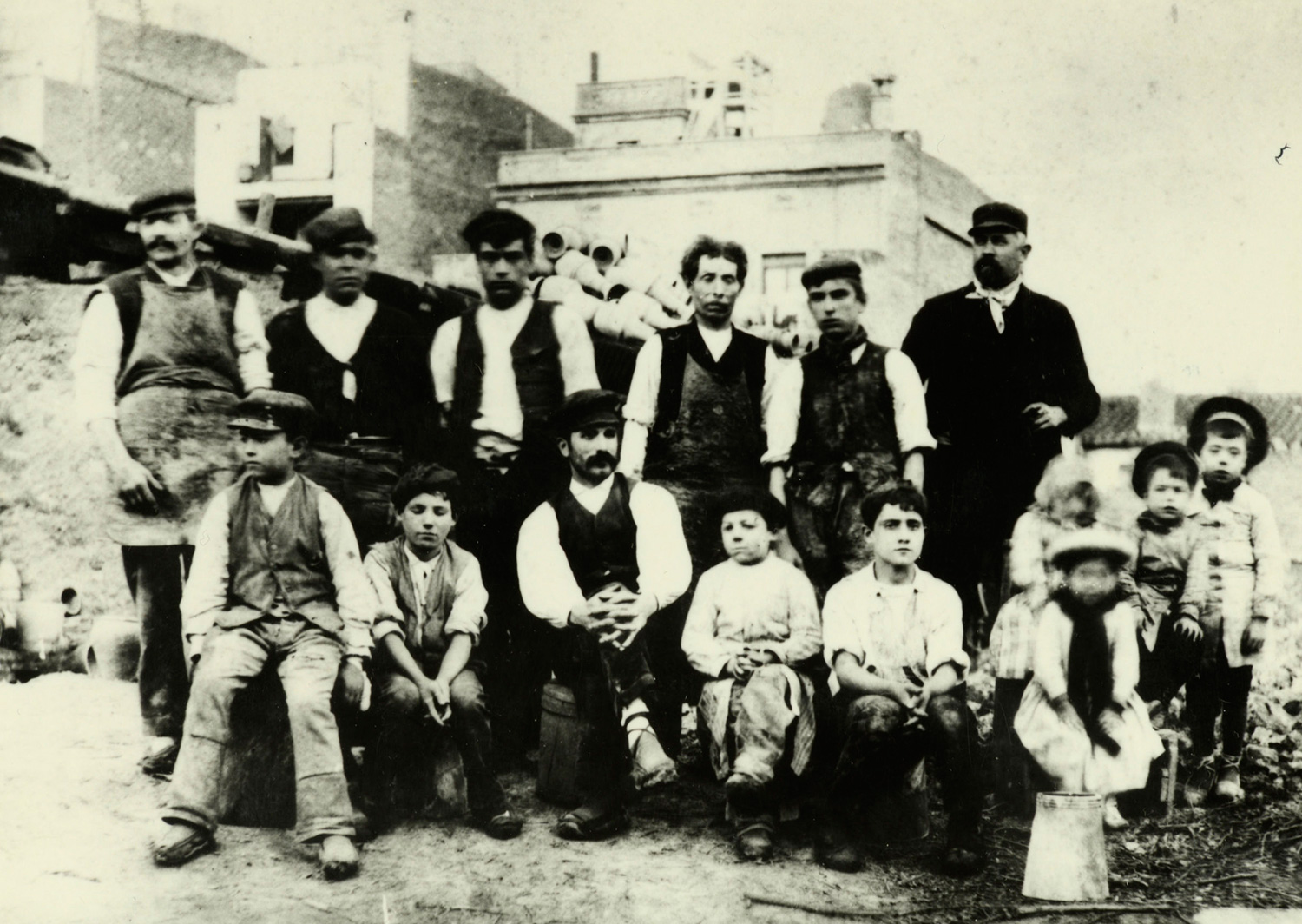 1897 AMDS Retrat de grup dels propietaris, els seus fills, dempeus a la dreta, i els treballadors de la Terrisseria Batllori. Autor Campañà i Mora, Joan