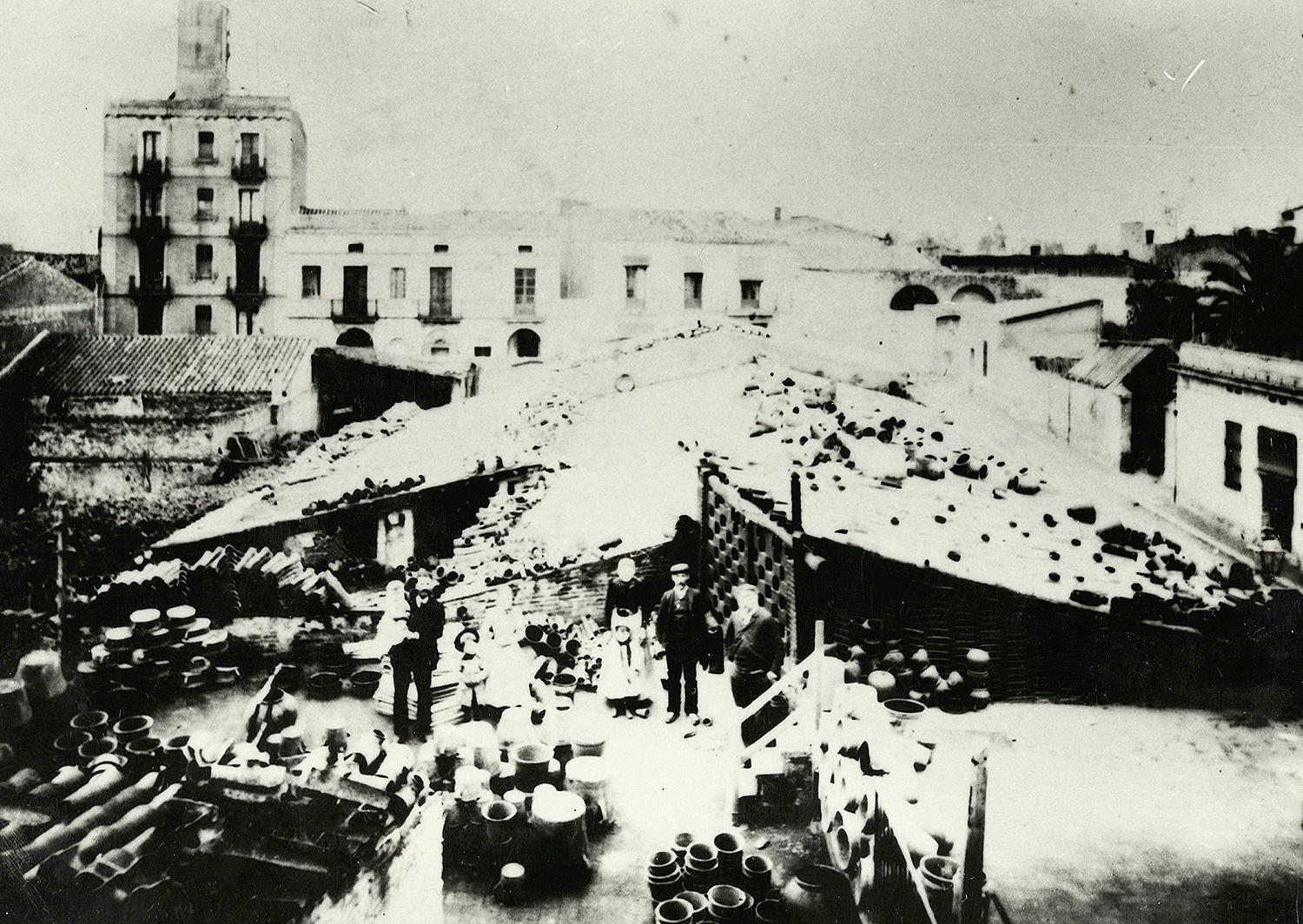 1897 AMDS Vista del taller amb de la Terrisseria Batllori, situada en el carrer de Cros. En primer terme, els propietaris amb els seus fills. Autor Campañà i Mora, Joan