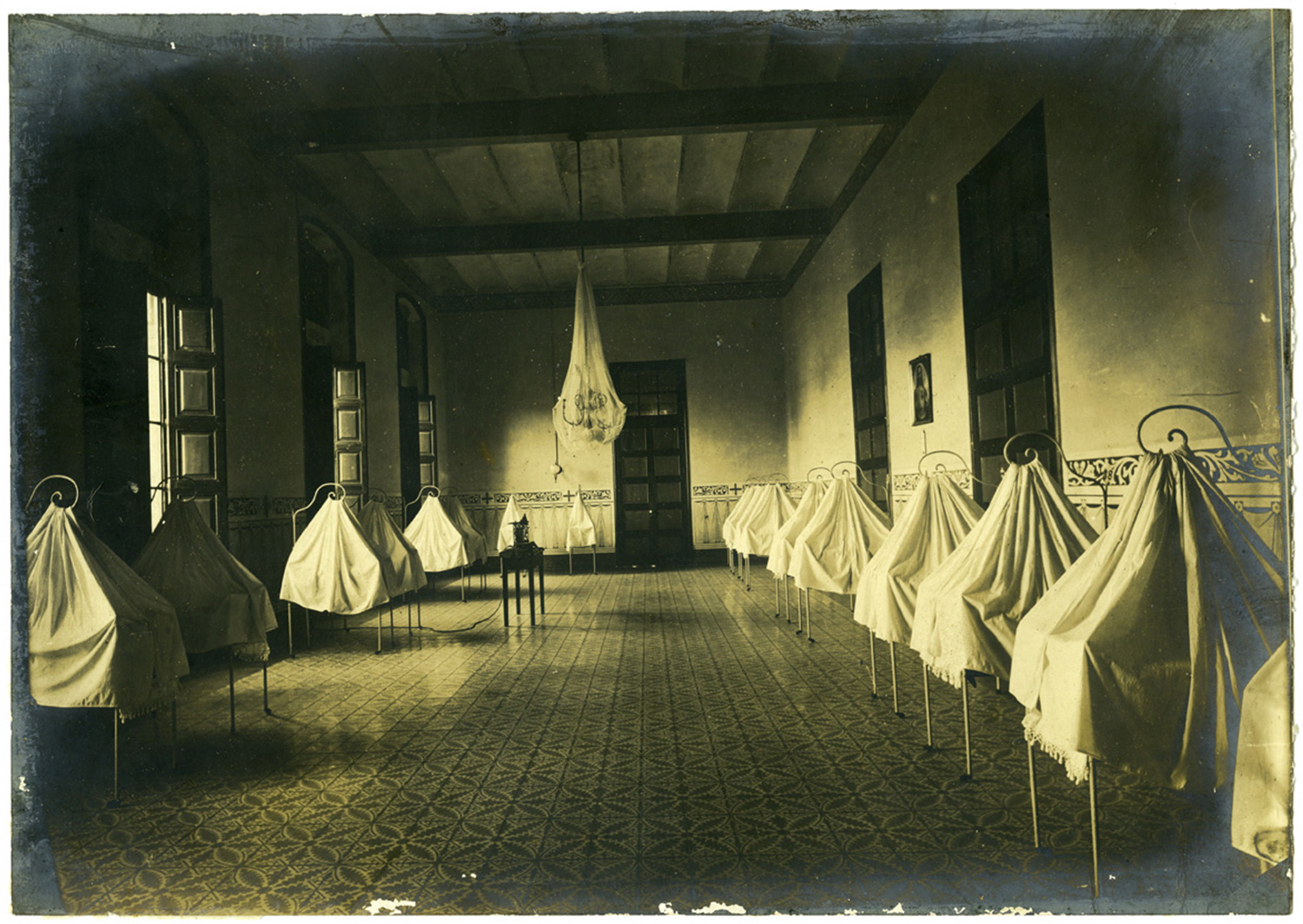 1903 AFB Un dormitori de les noies al pavelló de Desmamats de la Casa de la Maternitat, a les Corts de Sarrià. Autor Mas Ginestà, Adolf