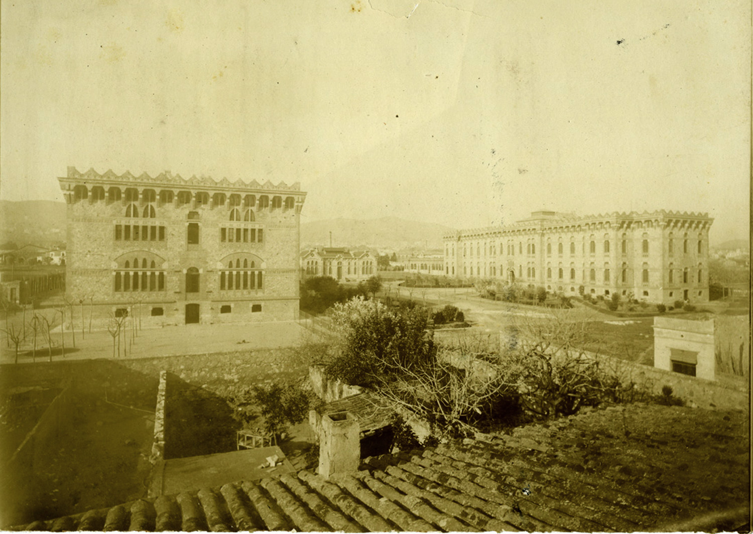 1903 AFB Vista general dels pabellons de la Casa de la Maternitat, a les Corts. Autor Mas Ginestà, Adolf
