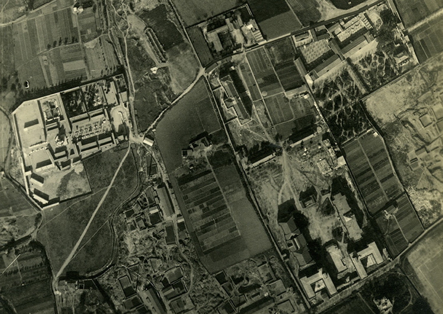 1927 AFB Vista aèria dels barris de La Maternitat i Sant Ramon i Pedralbres. Destaca l_avinguda Diagonal i la Casa Provincial de Maternitat i Expòsits de Barcelona