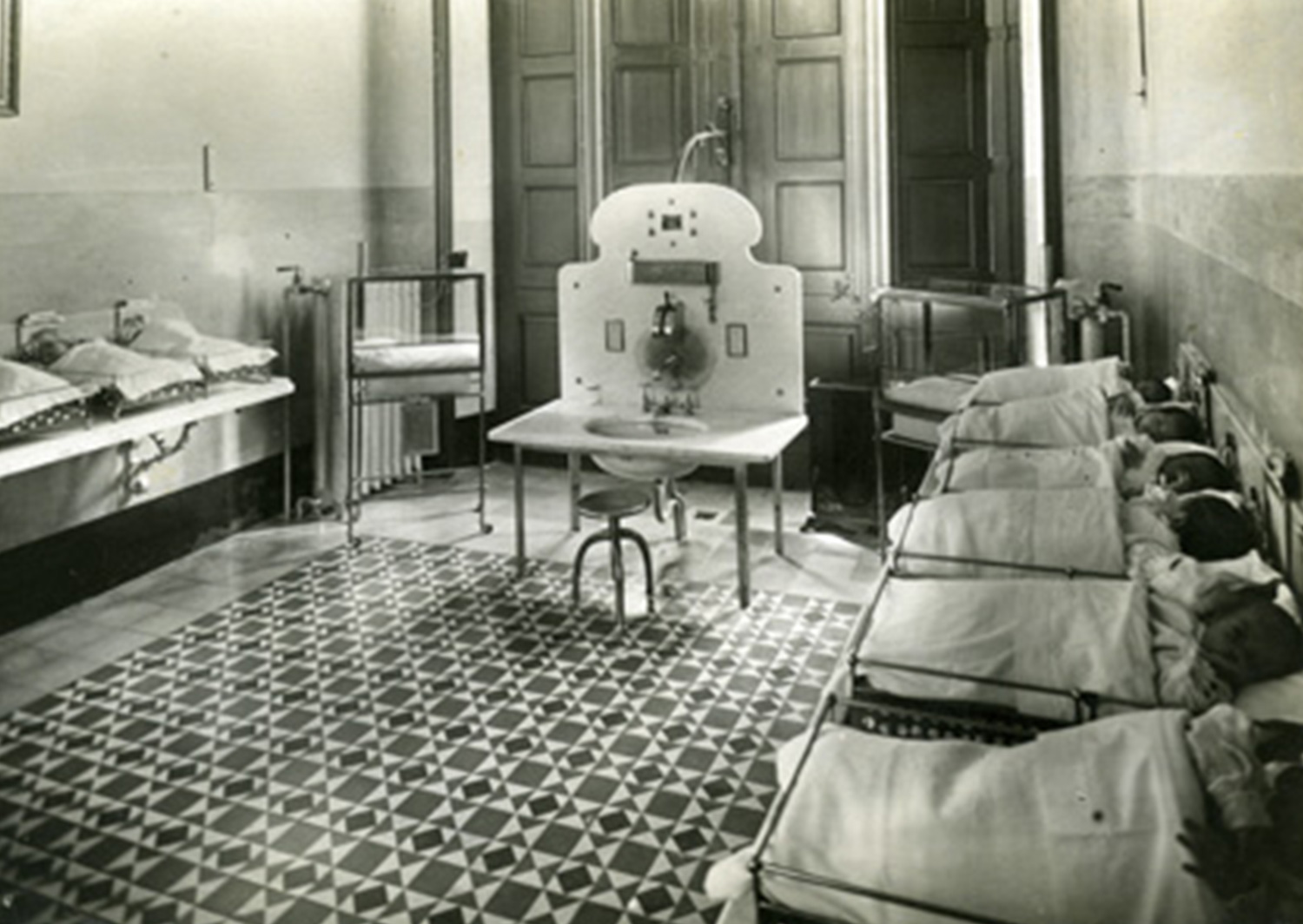 1930 AFB Casa de la Maternitat. Sala amb nedons dormint dins les cunes. Autor Brangulí