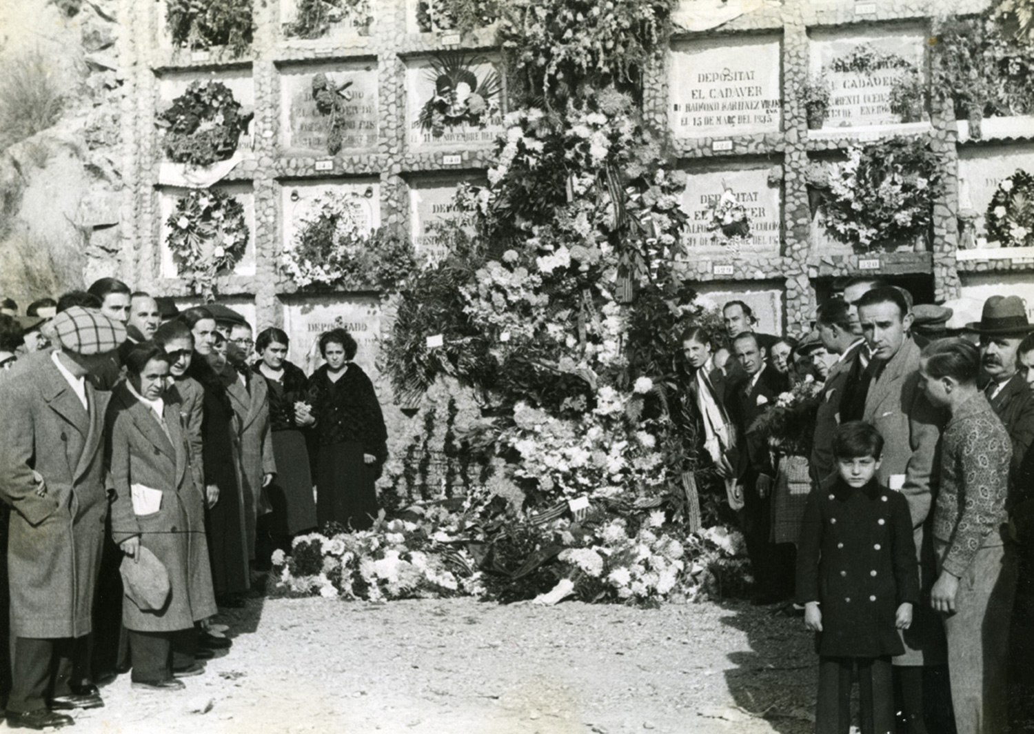 1935 AFB Visita d_homenatge a la tomba de Salvador Seguí al cementiri de Montjuïc. Autor Carlos Pérez de Rozas