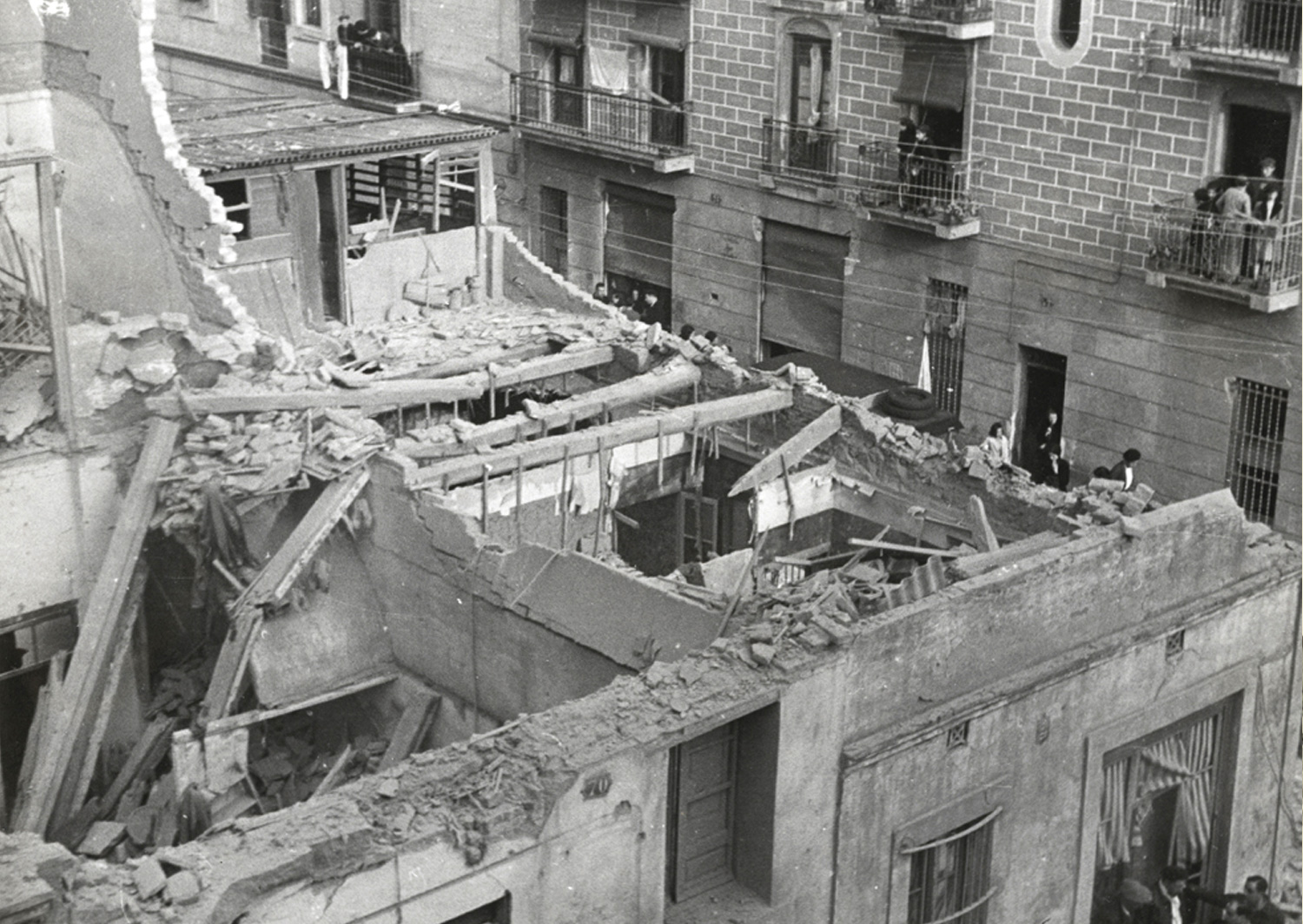 1937 AFB Bombardeig al Poble-sec. Imatge de l_estat d_un edifici després de ser bombardejat al carrer d_Anníbal. Autor Pérez de Rozas