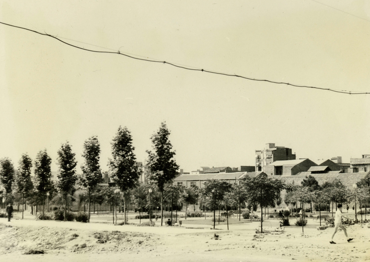 1964 AMDS Obres d_urbanització al carrer de Violant d_Hongria, cantonada amb els jardins de Can Mantega. En primer terme, un nen creua el carrer.