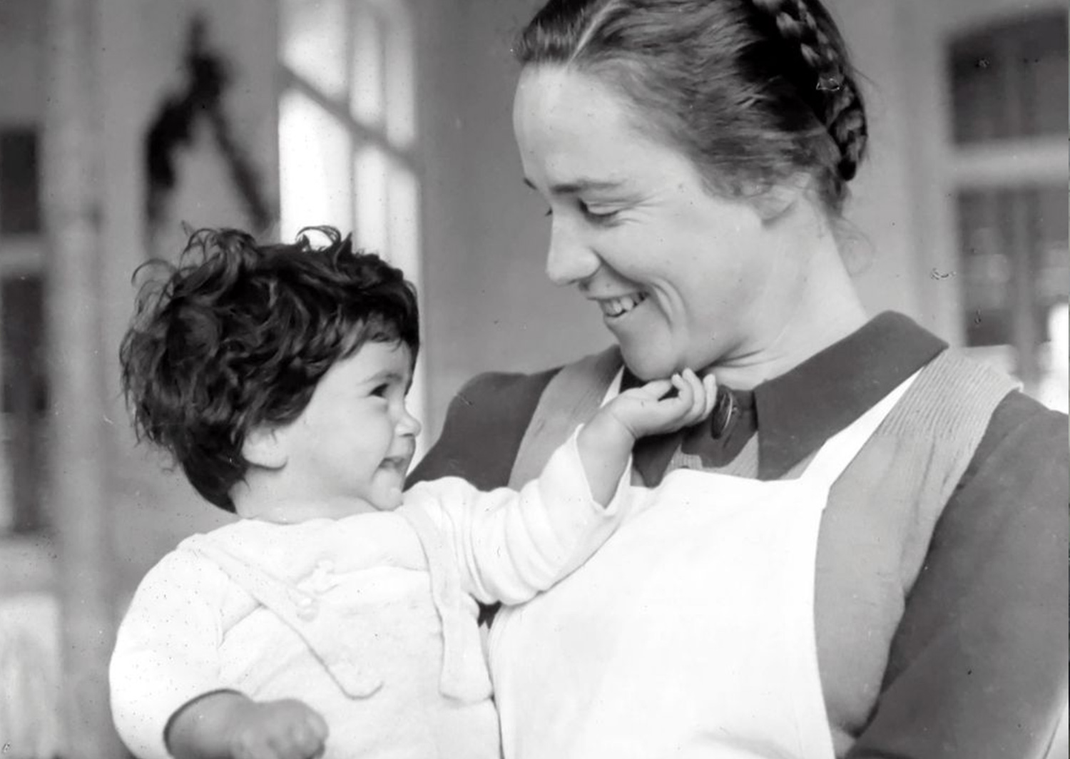 Elisabeth Eidenbenz et un bébé 1939–1944 (Swiss Red Cross Archives fédérales, Berne)