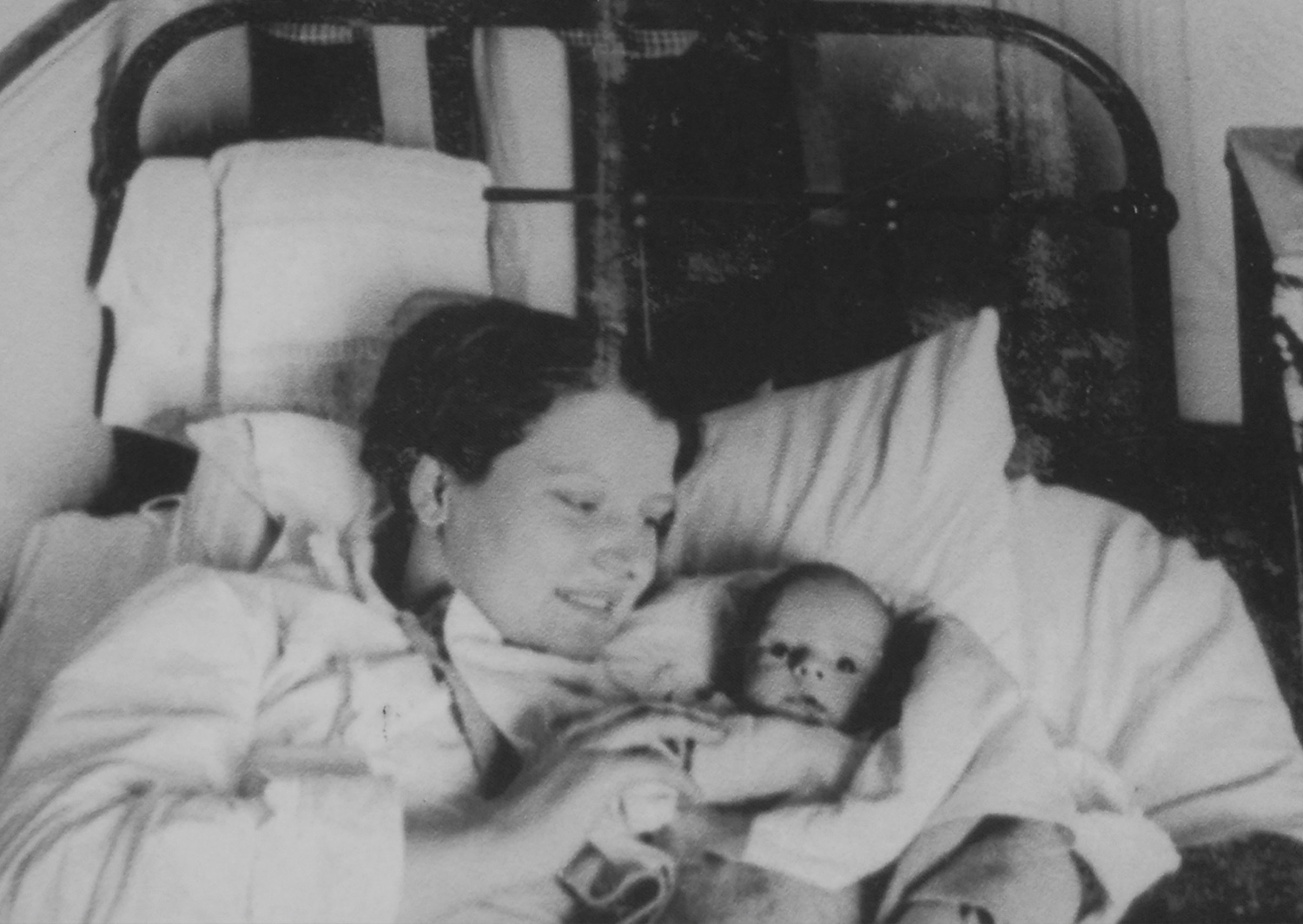 Elne mother and baby - Photo from the permanent exhibition of the Swiss Maternity Hospital of Elne