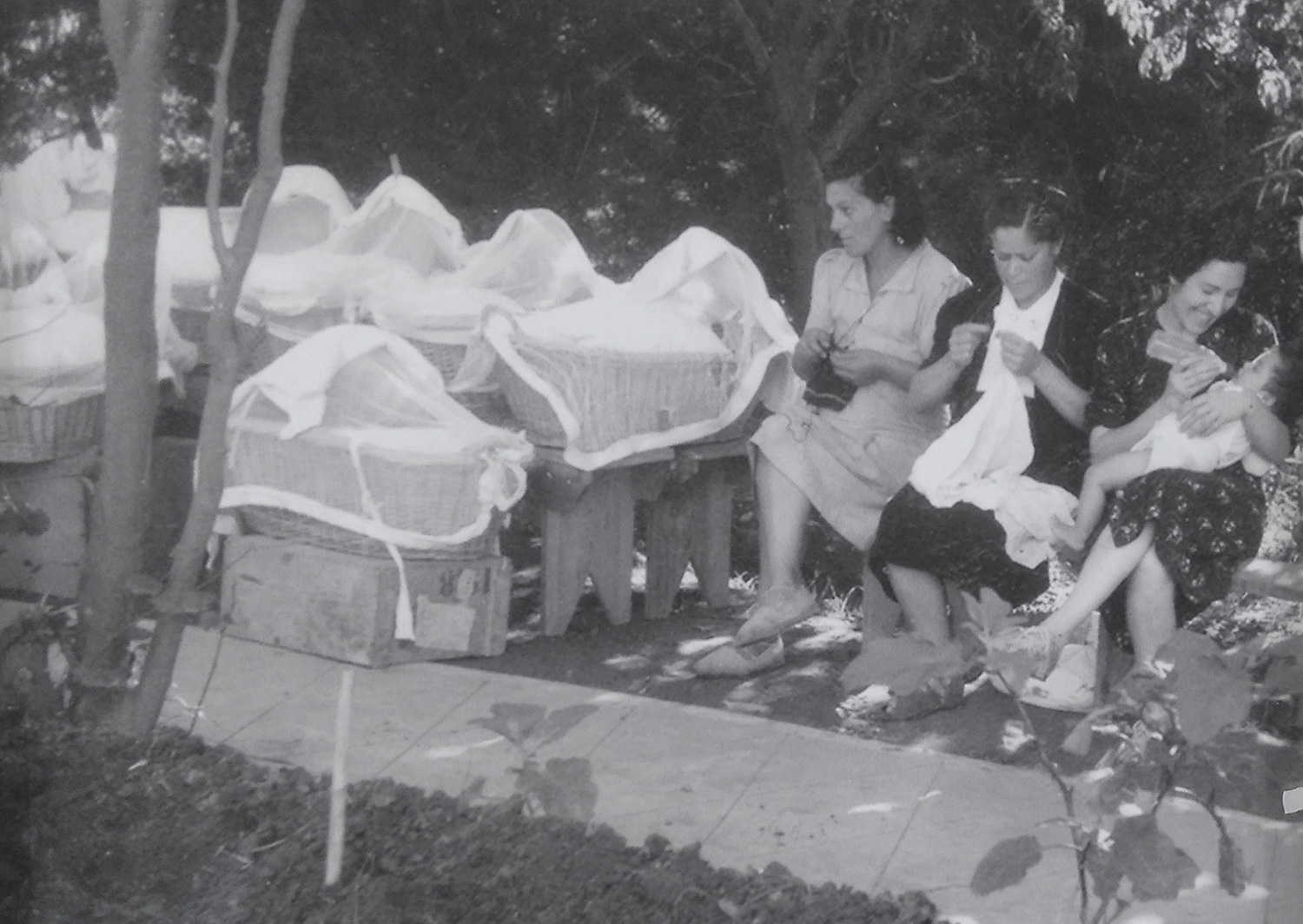 Elne mothers and babies - photo from the permanent exhibition of the Swiss Maternity Hospital of Elne