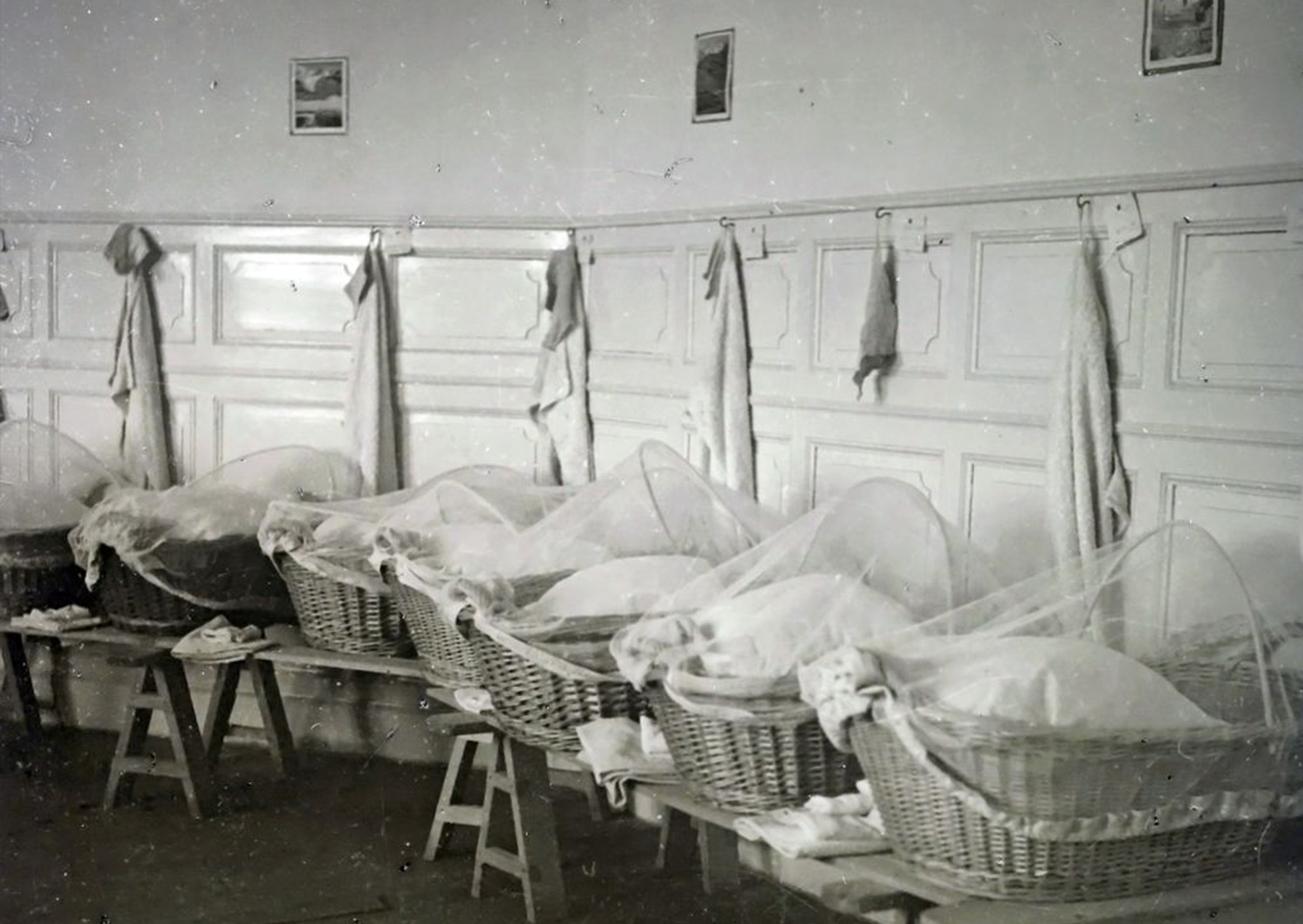 Elne - the baby room, 1939-1944 Swiss Red Cross Archives fédérales, Berne