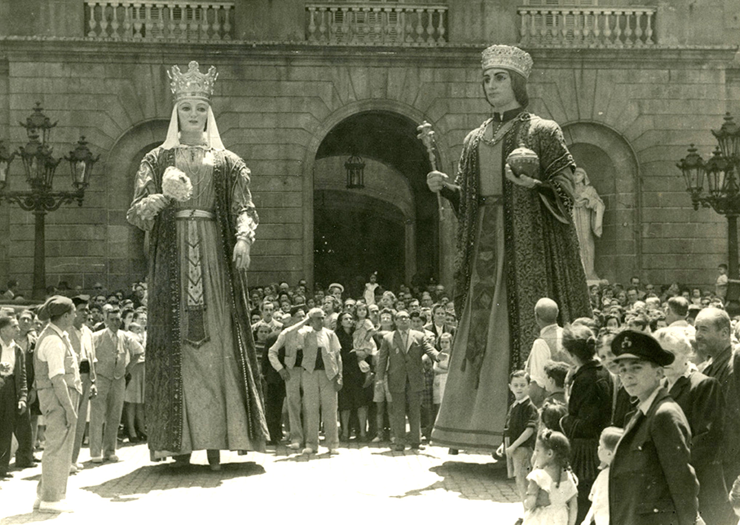 Gegants de Jaume I i Violant d_Hongria a la sortida de l_Ajuntament. Autor Pérez de Rozas, Carlos AFB 1947