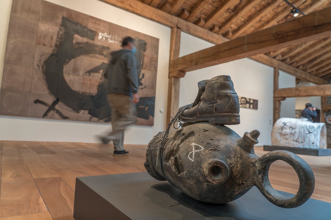 Cantir i bota. Antoni Tàpies